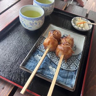 五平餅はまん丸二つ串に刺さったタイプ
タレが甘くって美味しい🤤