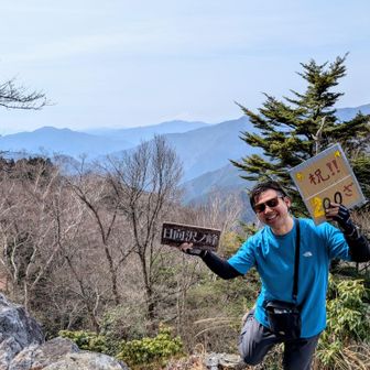 200座でーす🎊100座から3ヶ月。
ロングトレイル連発で特急です。
節目はやっぱり奥多摩山域で🫶
来月は鳥川アルプス予定しているので300座もすぐかな🤣
ボードは100座のものをリサイクル🫶
富士山どこでしょう？😁