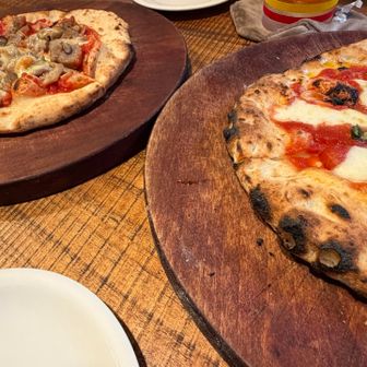 ３人で3種類のピザ🍕を頼みました！全部うまかった🙌また行きます！