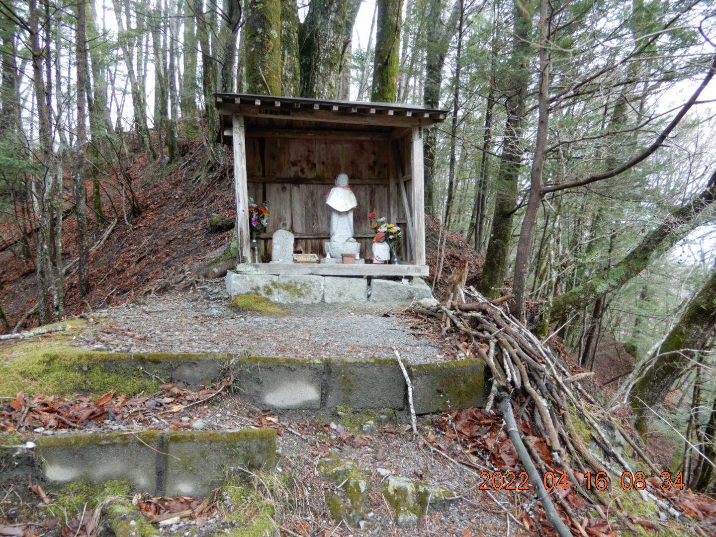 直ぐに地蔵菩薩像、無事の登山を祈願して