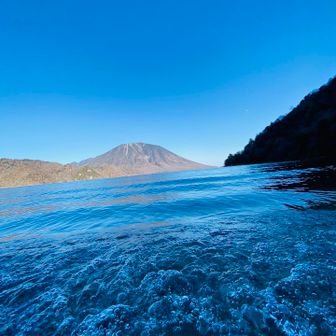黒檜岳の急な斜面を降りて千手ヶ浜に来ました