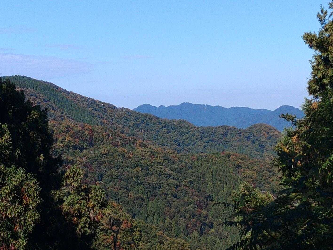 ここからは文殊山がチラ見え。