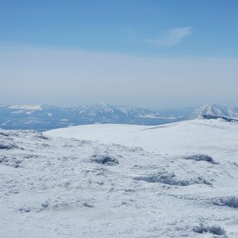 山頂標識を探していると
こんちには～！との声📣
女性のソロ方に遭遇し
一緒に山頂標識を探しましたが
雪に埋もれているようでした😅