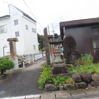 参道より　　
湯殿山 石碑
県外は出羽三山の方が多いらしい