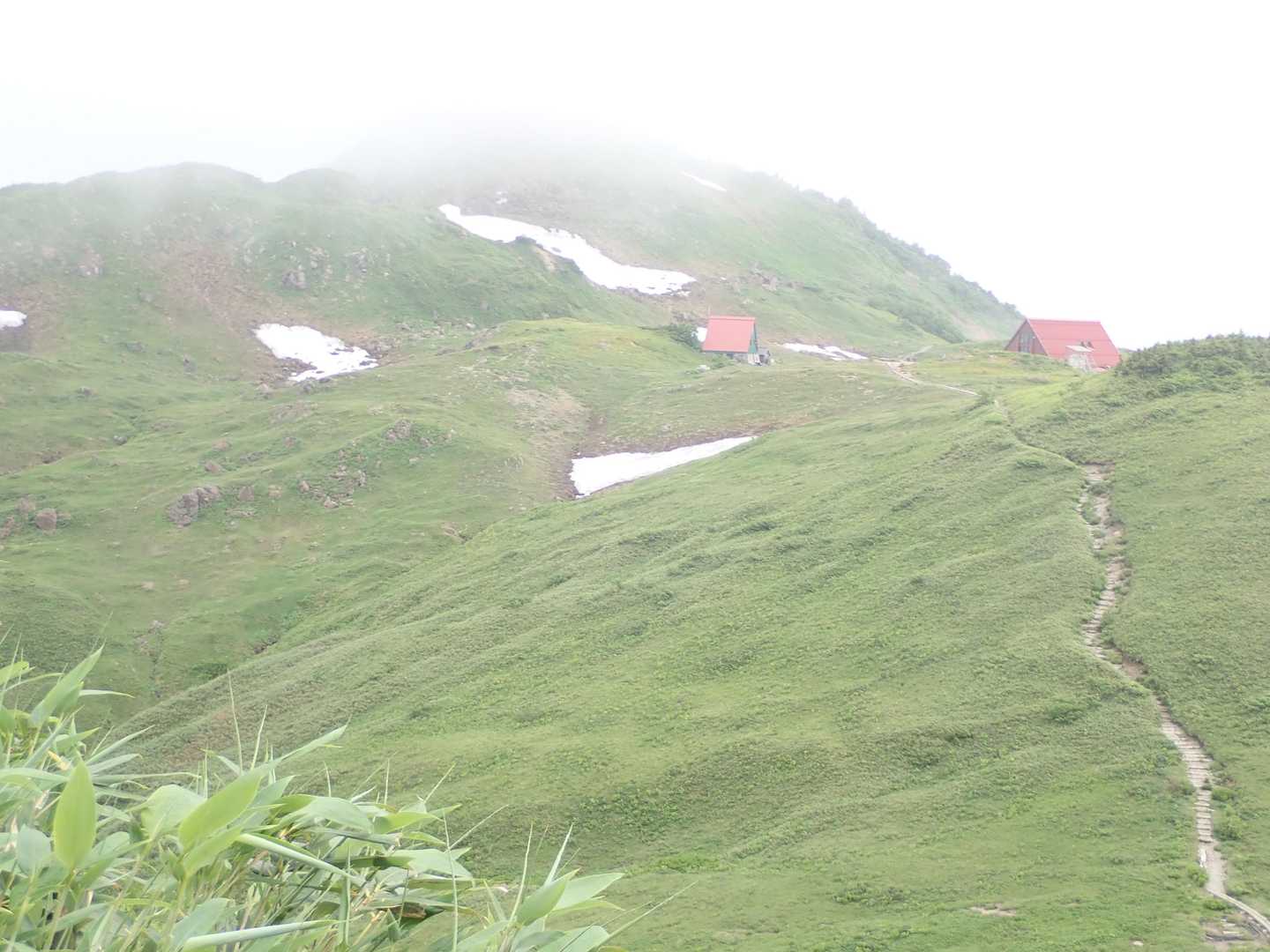 ガスが流れて、朝日小屋が見えました。