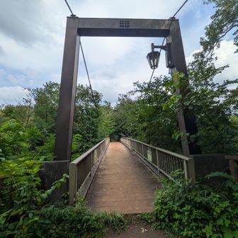 多磨霊園方向に続く。キスゲ橋。ムサシノキスゲが由来かしら。