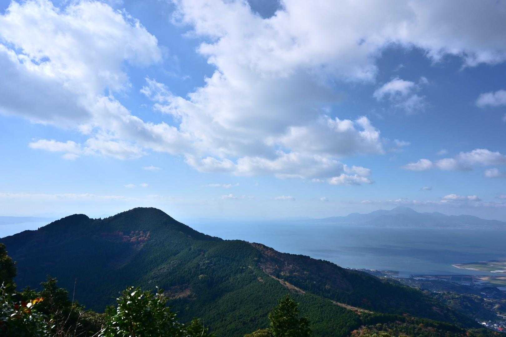 二ノ岳の奥に雲仙