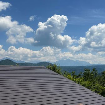 あずまや、屋根の向こう
雲が多い

薬師 黒部五郎 笠 槍 穂高 焼 乗鞍 少し離れて御嶽山がみえる．．．はず
