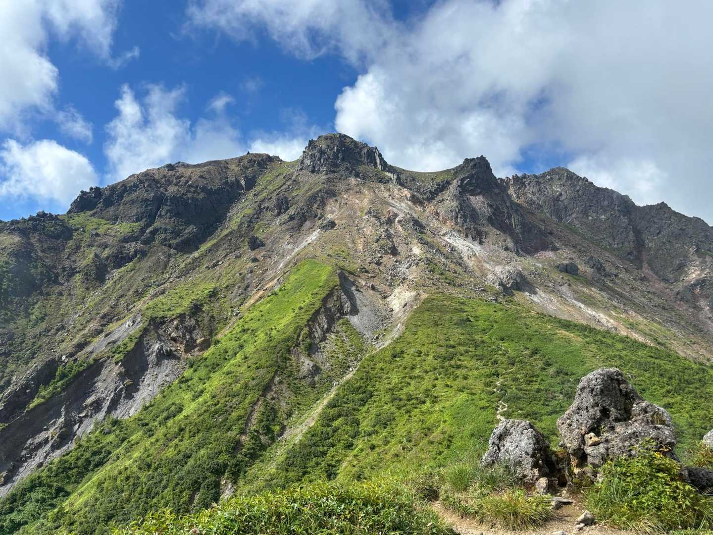 途中の小ピークから見える焼岳。
溶岩ドームがあるからかピラミダルな山容ですね👍