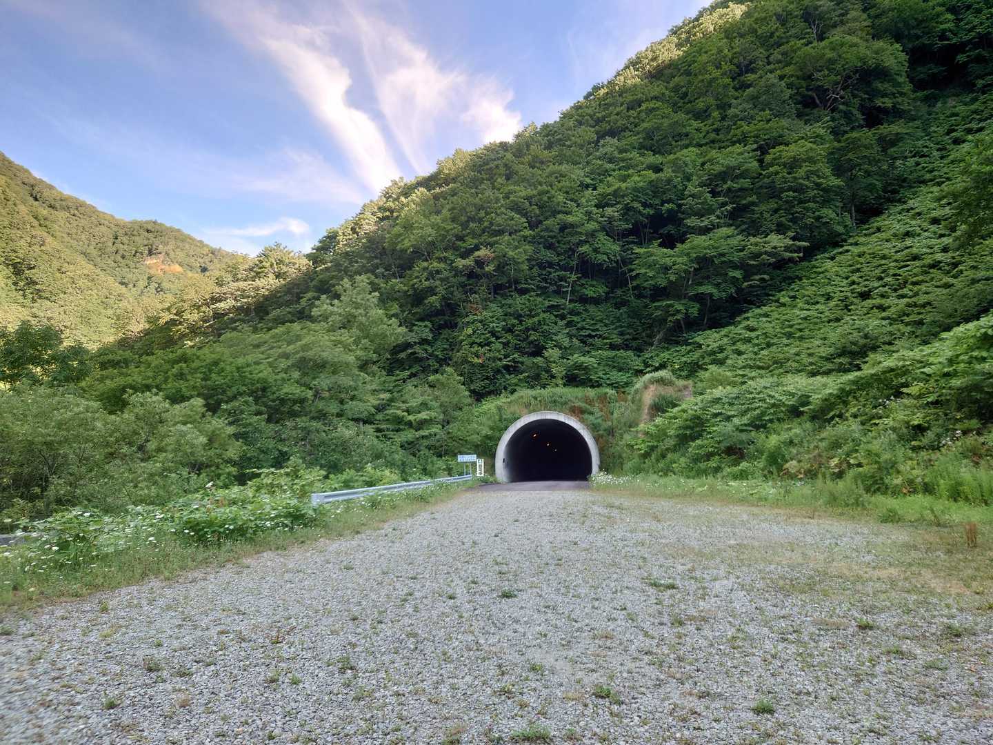 トンネル抜けて駐車場
2台駐車してました🚙🚗
