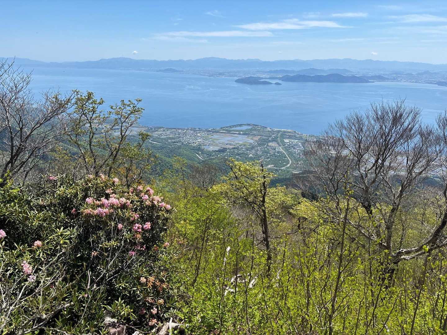堂満岳（1057）山頂からの絶景
沢山の登山者で賑わってました。
でも石楠花さんは5/2（土）の景色からは一変してました。
