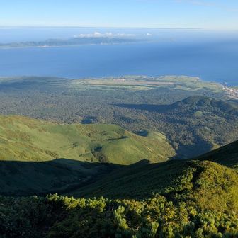 礼文島が一望。右手前は鴛泊の街・港・ペシ岬。手前中央に滑走路