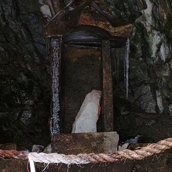 氷柱のはった祠が🥶