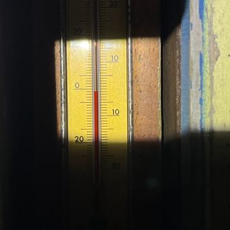 山頂到着〜🙌🙌🙌　誰もいなくて、今年もmission達成🎉🎉🎉
展望台下に設置してある温度計は-1度を指してる〜😅😅😅