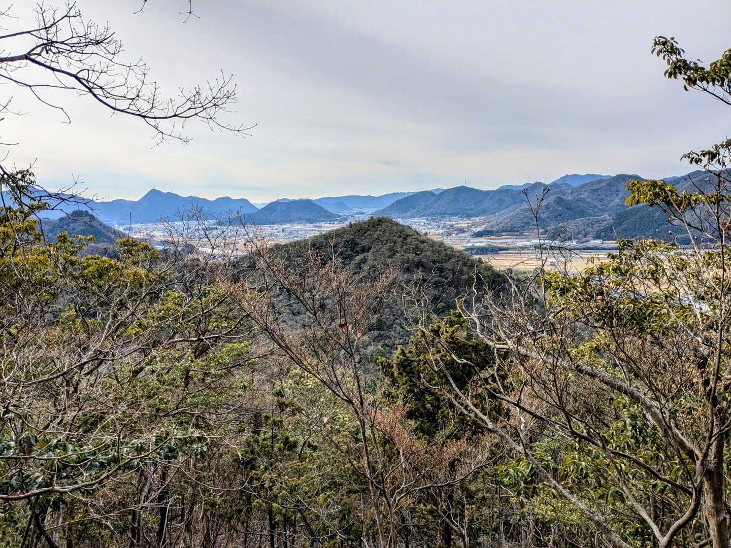 一気に高度を上げて、振り返れば景色が拓けだす。