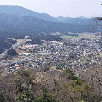 左奥に霊仙山。眼下に柏原の町並みが見える。
