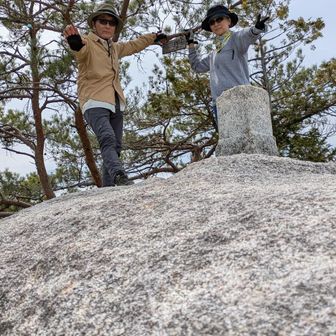 登頂👏弥三郎岳　巨大な一枚岩が山頂とは…