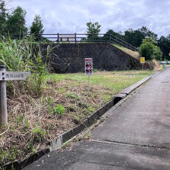 高指山は🚙でも登れます。数台分の🅿️スペースあり。
物見山への縦走はここを起点にしてもいいかもです。