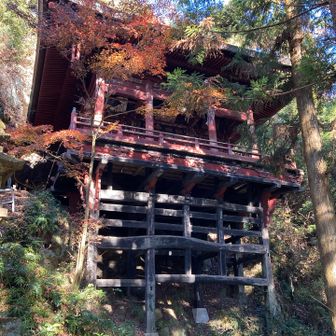 このお堂を回り込んでトレイルが続いてます