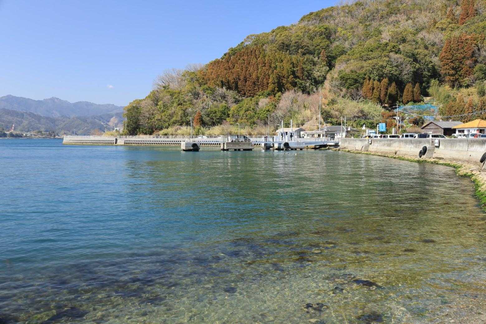 石間の港近くの防波堤に座り、
ぼーっと見てました😌
