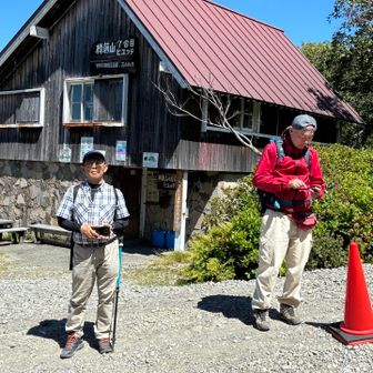 ヒュッテ着、あ〜 降りてきちゃった、問題なく歩けたなぁ。少しの勇気で、行かないと見られない景色が見えますなぁ。^ ^  ワシらも嬉しい。
