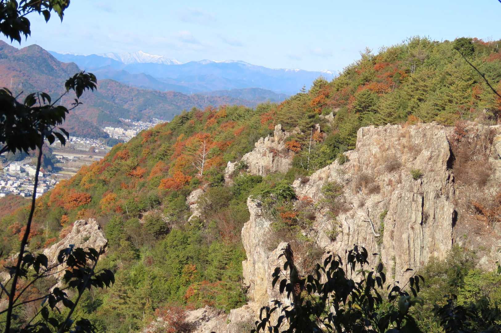 近くの山にゴツゴツした岩肌が見れるのもいい感じ