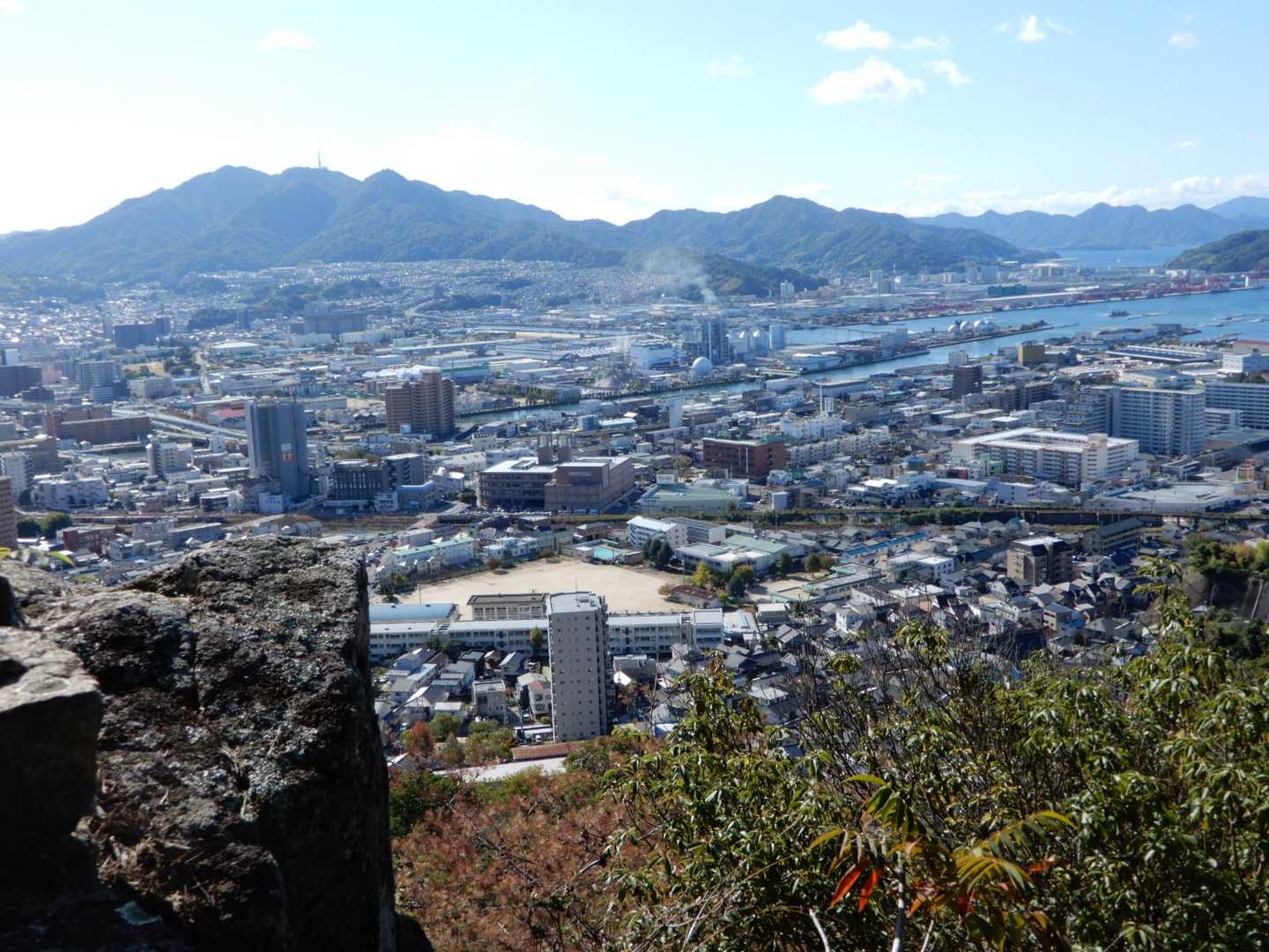 岩滝山登山道の中腹から海田町と絵下山方面の眺め