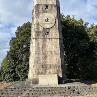 天神山ピークは戦争慰霊碑が建っています