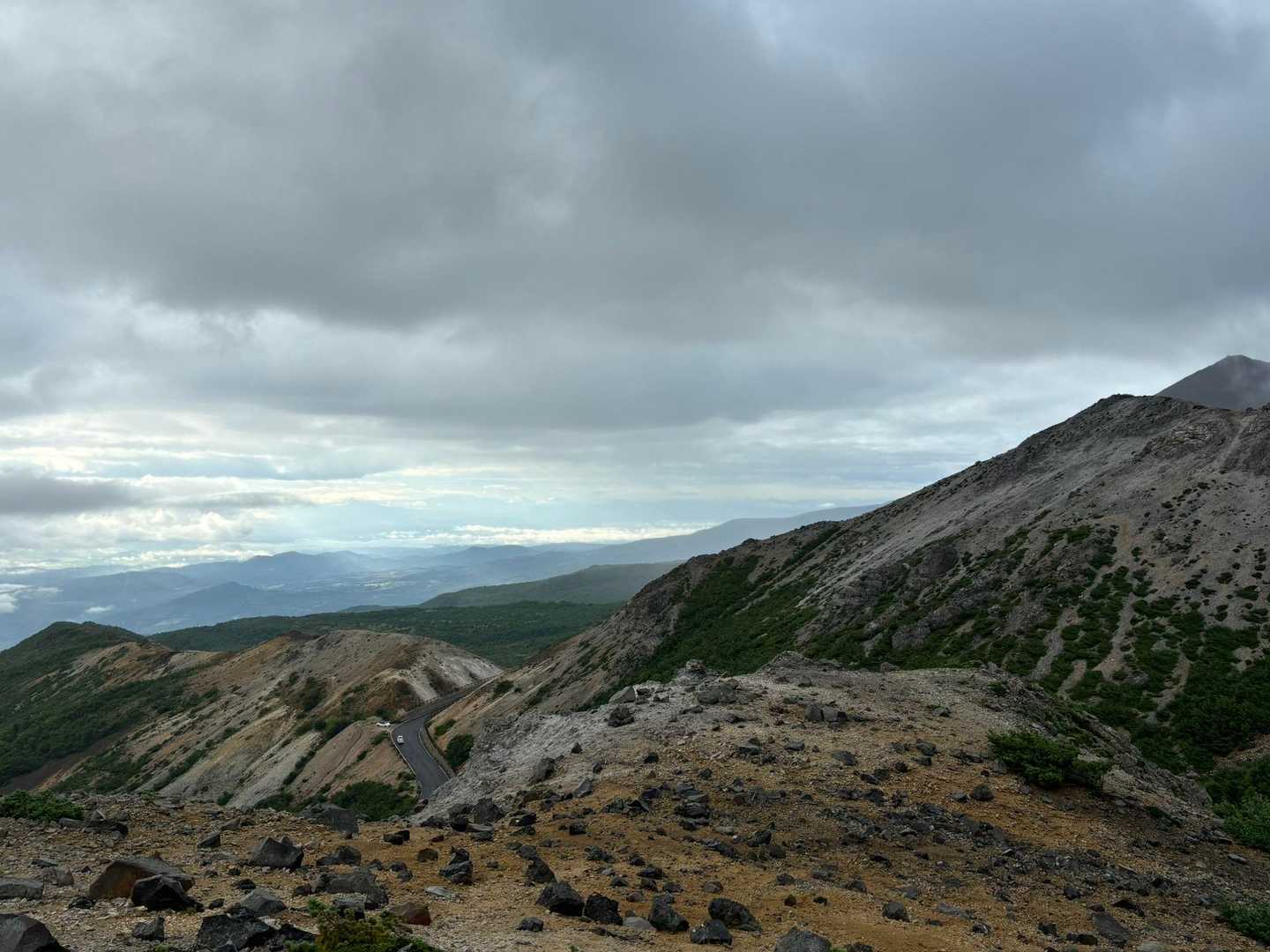 山の朝は寒いけど、歩いているうちに暑くなる🥵