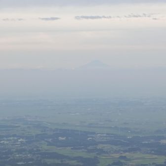 男体山から　　微かに富士山が