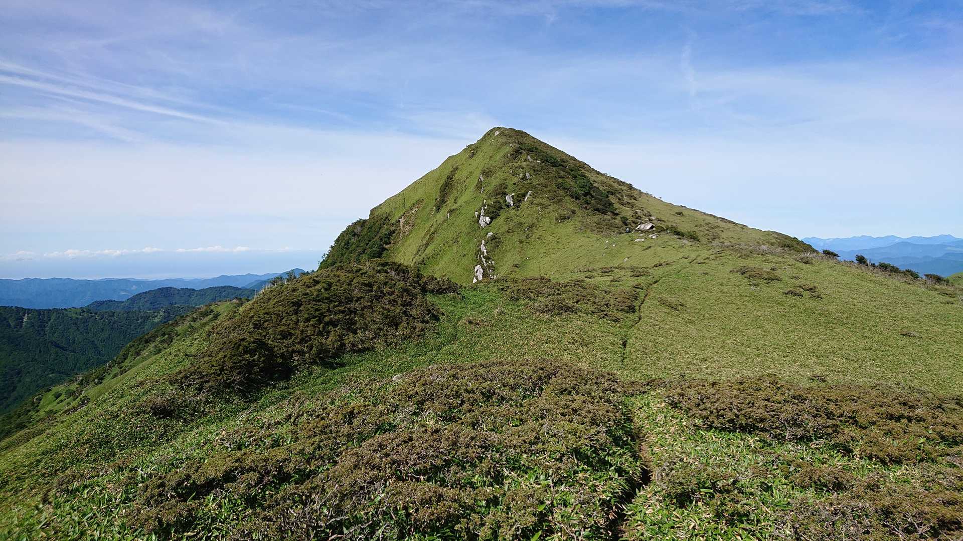 天狗塚の山頂、トンガッテおります