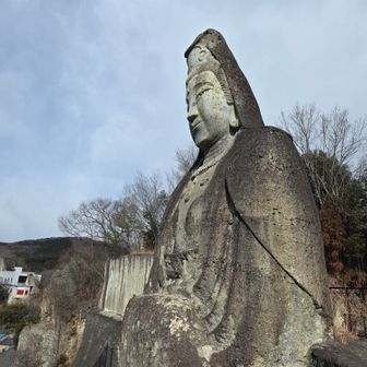 平和観音のすぐ横まで階段で上がることができます。