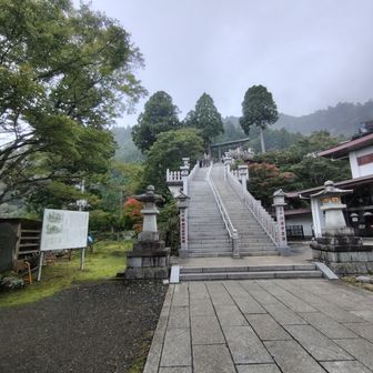 阿夫利神社到着。また雨が降り出しました。