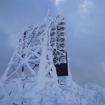 巨大パネル到着
山頂まであと少し