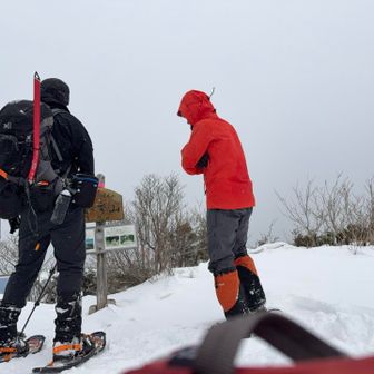 所々で 挨拶された方とも山頂で。

景色無いから
せめて 賑やかそうに3人で写真
したかったけど
タイマーかけても 
私のスマホ写真技術
これ😑
