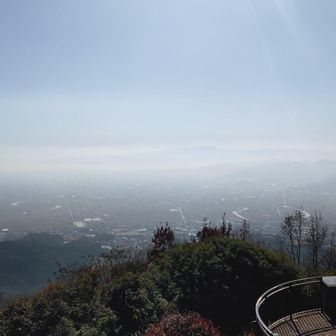 展望が良い場所だけど霞んで残念！