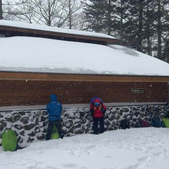 風を避けられる軒下で、みんなでエネルギー補給タイム。