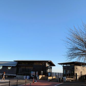 あたご天狗の森駐車場の一角にカフェがあったり