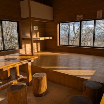 畦ヶ丸避難小屋の中は綺麗ですね
暖かいし良いわー