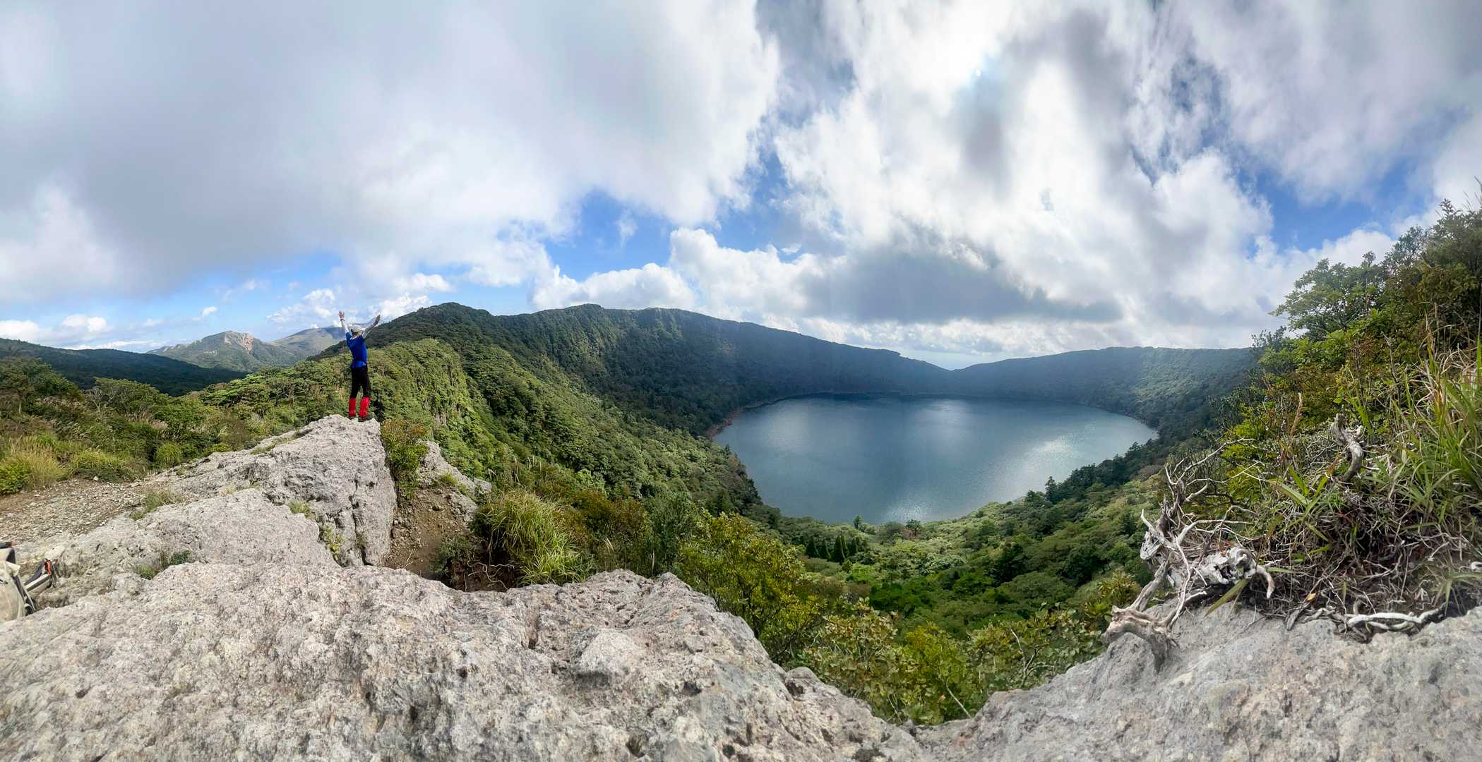 韓国岳・韓国岳北峰・大浪池（霧島山）- 韓国岳の火口縁周回ルートで御