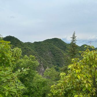 右の方にさっき通った鉄塔が見えてる