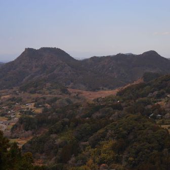 御殿山に登る途中にある大黒様から見る伊予ヶ岳です。やっとよい天気になってきました。