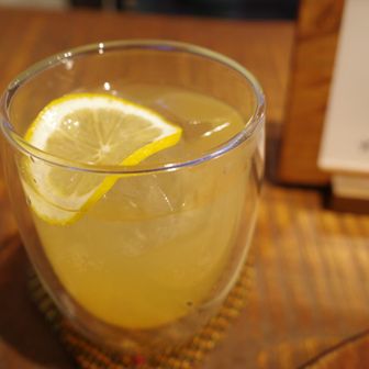 初めてのレモンスカッシュ♪
目標1つ達成💡
レモンの風味と爽快な炭酸が疲れた身体とピッツァに合う〜😋