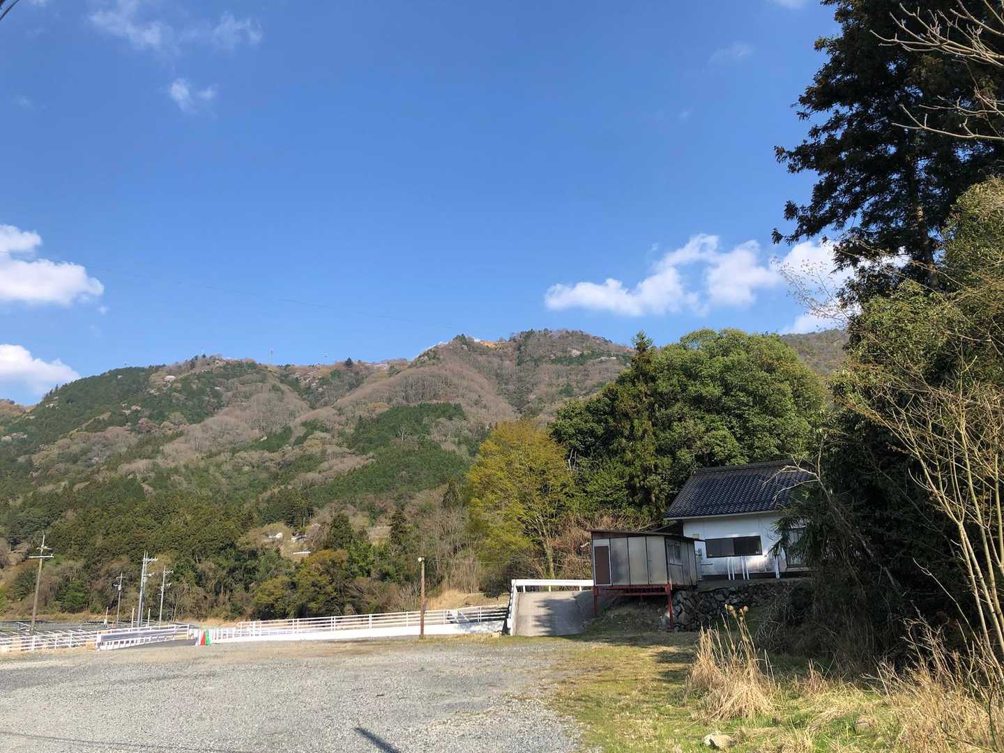 無事下山。振り返るとさっきの離陸場所が上の方に。あそこから飛ぶなんて、度胸ありすぎです