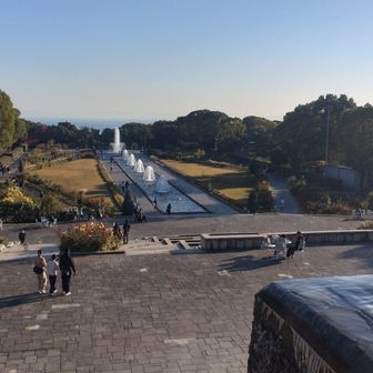 …或いはこの風景も、かな？

手前にポセイドン広場。
奥に幾つもの噴水と
その両サイドにバラ園🙂