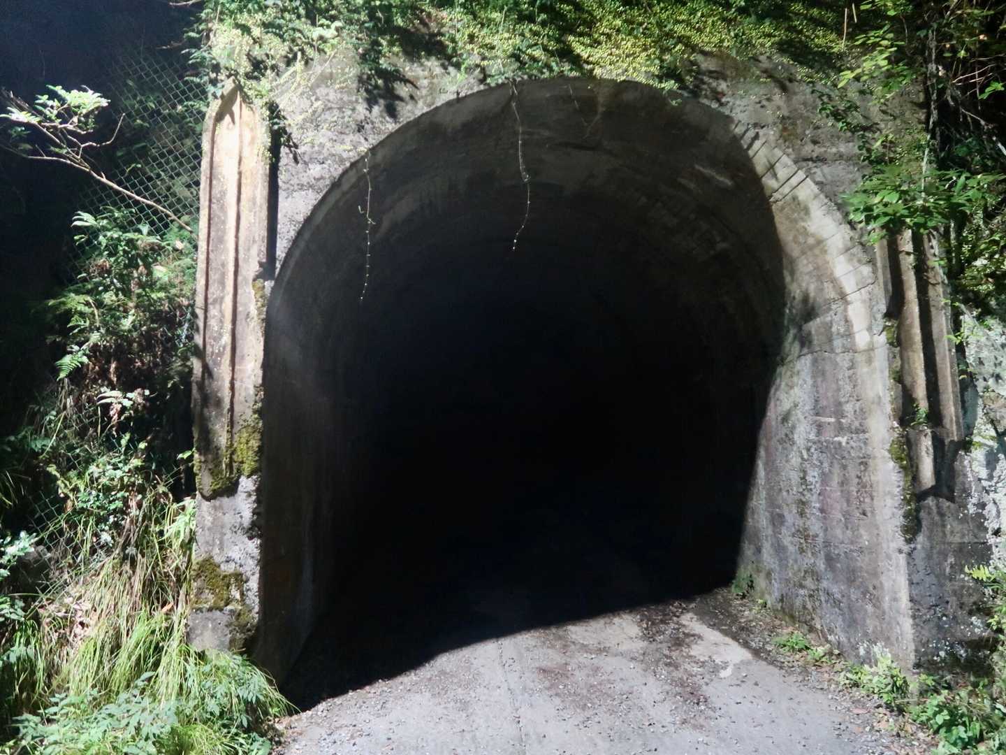 落合谷のところまで来ました。トンネルの向こうは、真っ暗です。