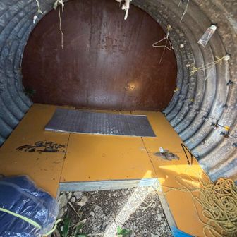 一ノ倉岳山頂の避難小屋はこんな感じ