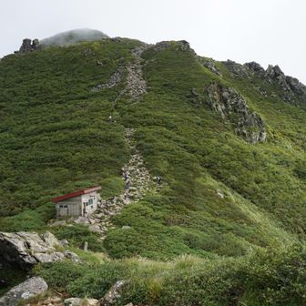 山頂を振り返る。一瞬とはいえ、晴れてくれて良かった。