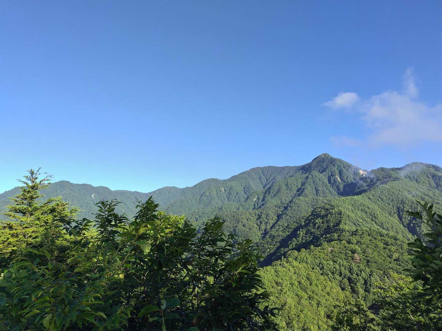 烏帽子岳(右)、池ノ平山(中奥)、念丈岳(左)
う〜ん、どう見ても遠いね💦
この時気づきました！
今日はヤバいよ！！