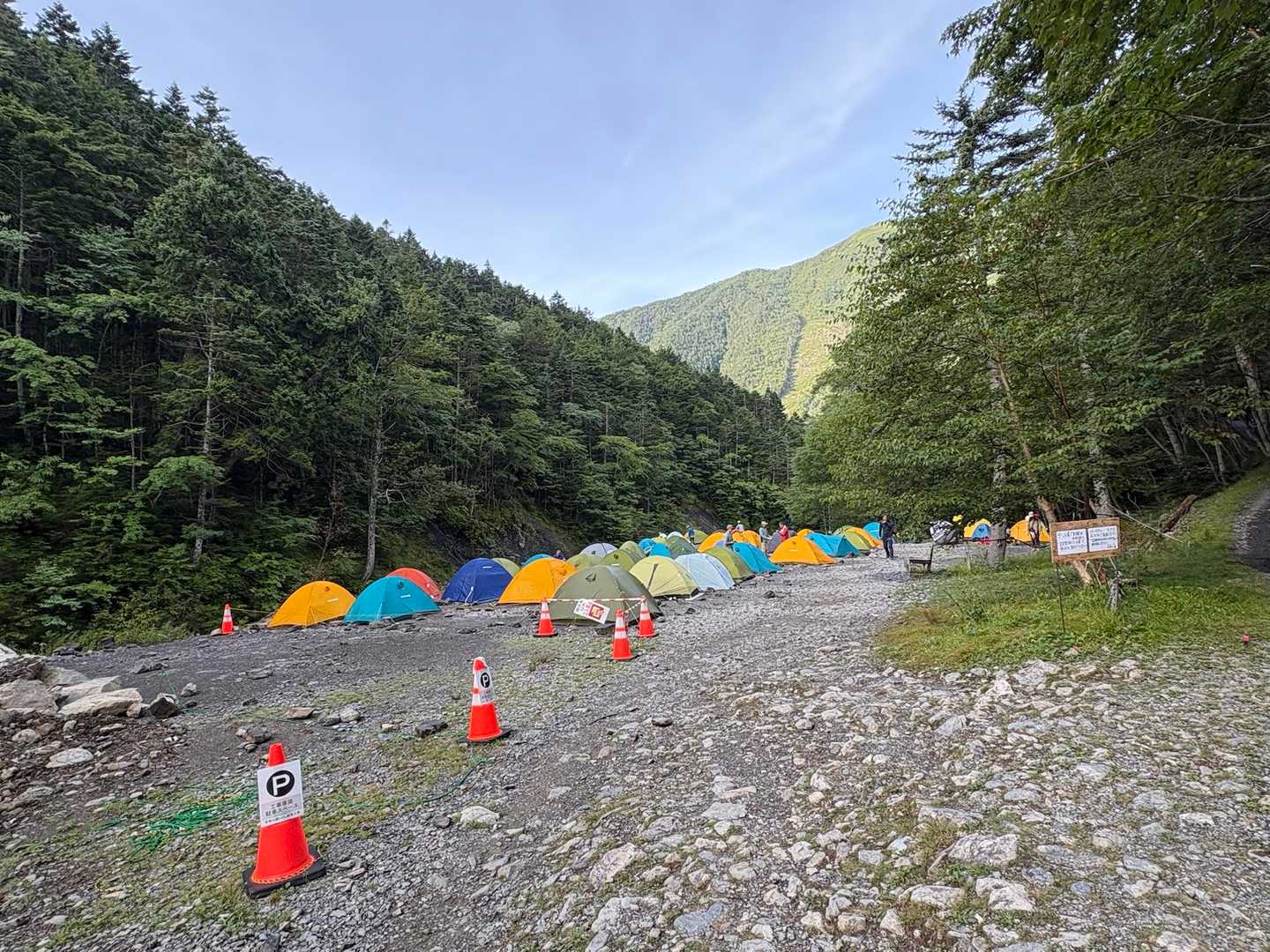 土曜の朝なのでテン場はまだ余裕🏕️
帰りの時間は満杯になってた